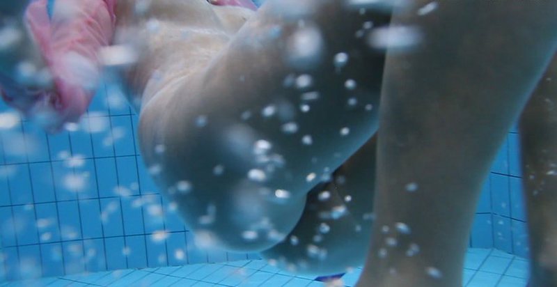 Залезла в бассейн и сверкнула голыми изюминками - секс порно фото