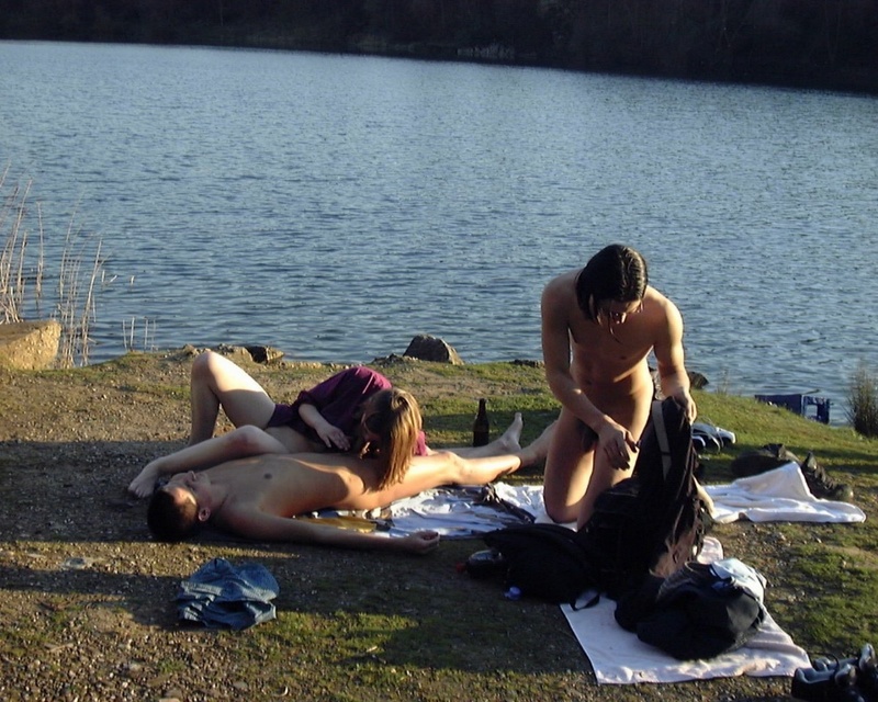 Молодая давалка отдалась парня на озере - секс порно фото