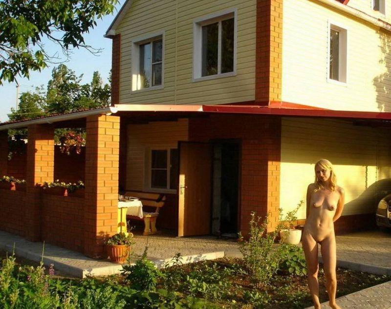 Привлекательная мамаша отдыхает голышом на даче - секс порно фото