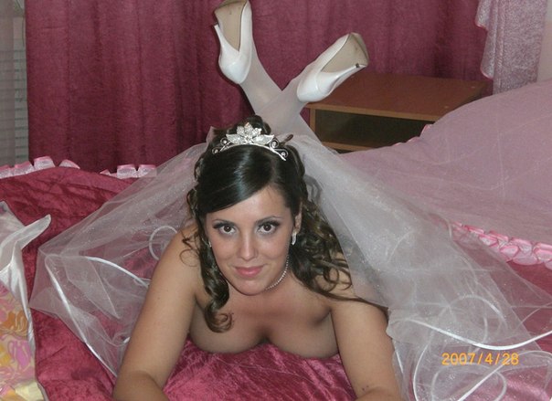 Возбужденные невесты обнажились для брачной ночи - секс порно фото