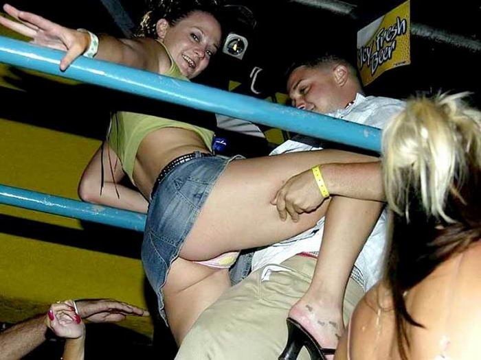 Студентки оголили бюсты на пенной вечеринке - секс порно фото