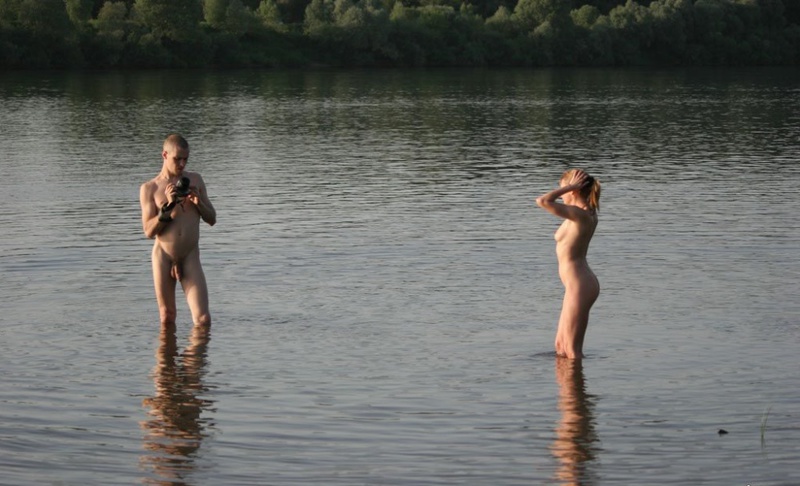 Голые любовники на берегу реки - секс порно фото