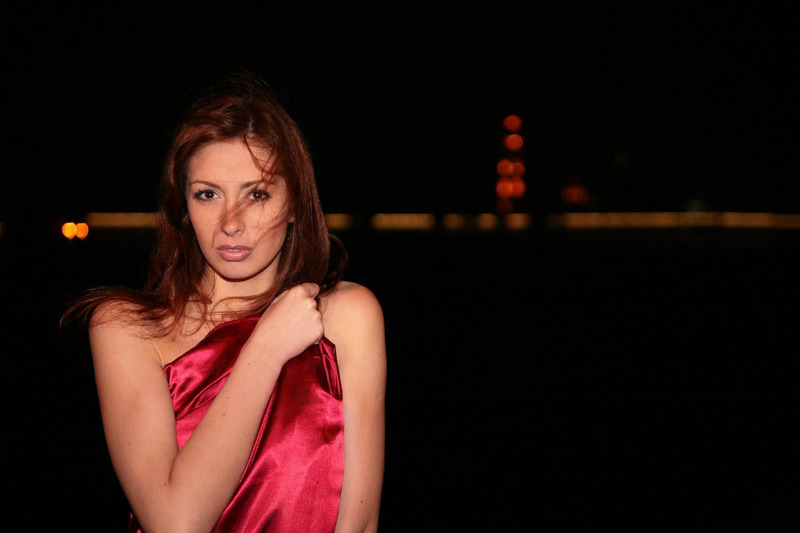 Рыжеволосая модель гуляет нагишом по ночному городу - секс порно фото